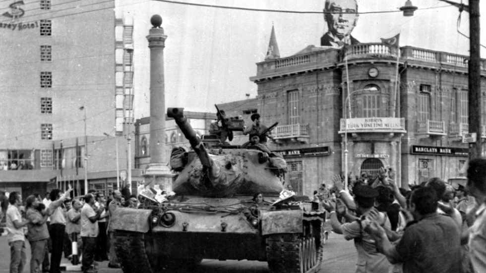 Τουρκικά τανκς στη Λευκωσία, έξω από το ξνοδοχείο Saray